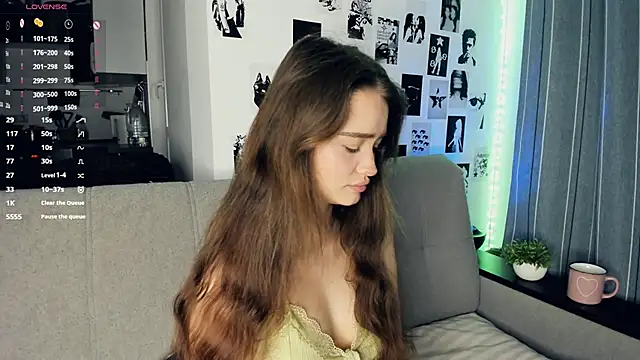 Snapshot of lovelyalivia chatting on 11.18.25 lovelyalivia online show from 11.18.25