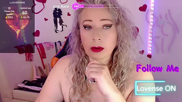 Snapshot of sofiacurvy_45 chatting on 10.05.25 sofiacurvy 45 online show from 10.05.25