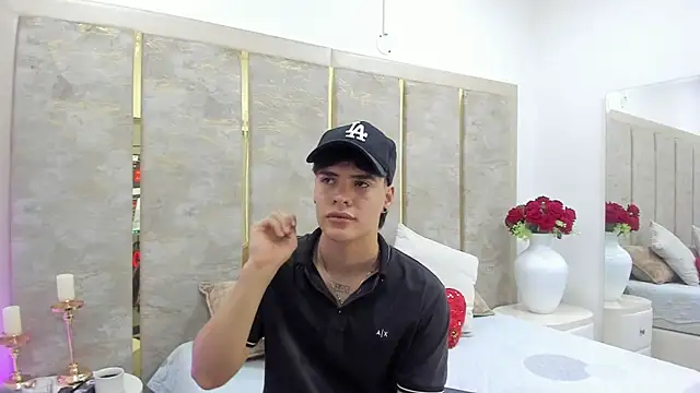 Snapshot of BenitoSaenz chatting on 10.24.25 BenitoSaenz online show from 10.24.25