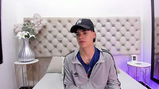 Snapshot of BenitoSaenz chatting on 11.05.25 BenitoSaenz online show from 11.05.25