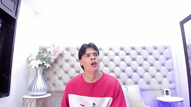 Snapshot of BenitoSaenz chatting on 11.06.25 BenitoSaenz online show from 11.06.25