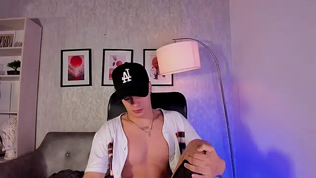 Snapshot of BenitoSaenz chatting on 11.09.25 BenitoSaenz online show from 11.09.25