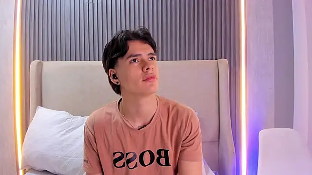 Snapshot of BenitoSaenz chatting on 11.11.25 BenitoSaenz online show from 11.11.25