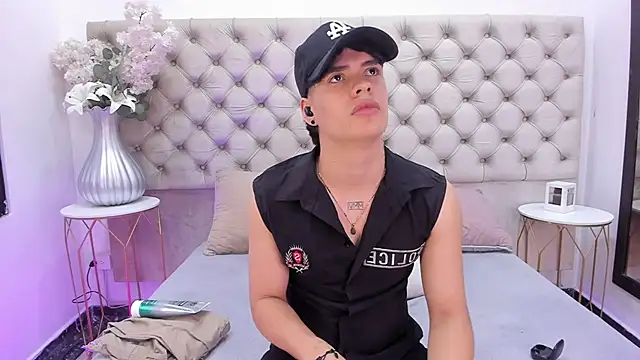 Snapshot of BenitoSaenz chatting on 11.13.25 BenitoSaenz online show from 11.13.25