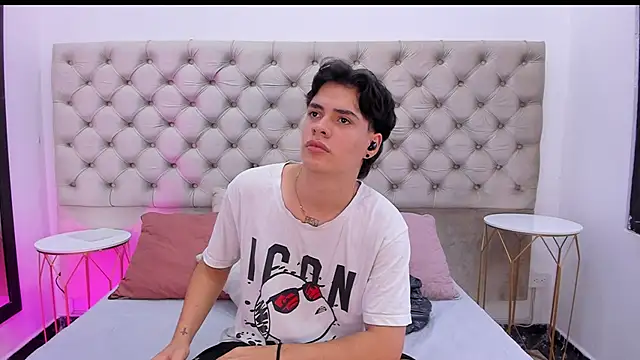 Snapshot of BenitoSaenz chatting on 11.18.25 BenitoSaenz online show from 11.18.25