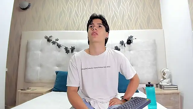 Snapshot of BenitoSaenz chatting on 11.21.25 BenitoSaenz online show from 11.21.25