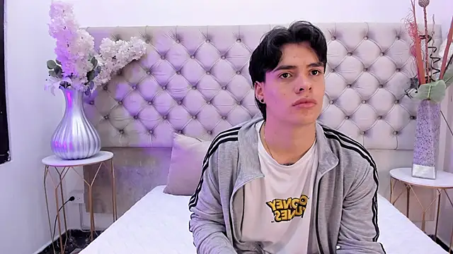 Snapshot of BenitoSaenz chatting on 11.26.25 BenitoSaenz online show from 11.26.25