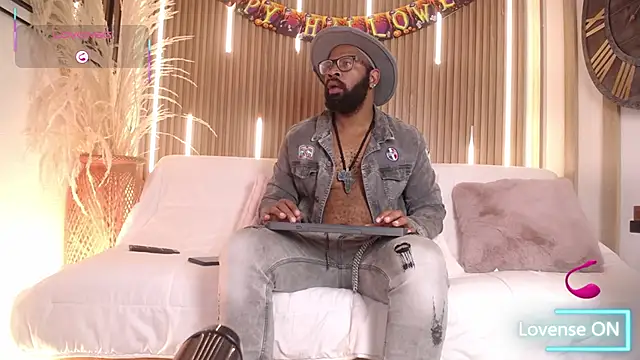 Snapshot of King_Malik chatting on 10.16.25 King Malik online show from 10.16.25