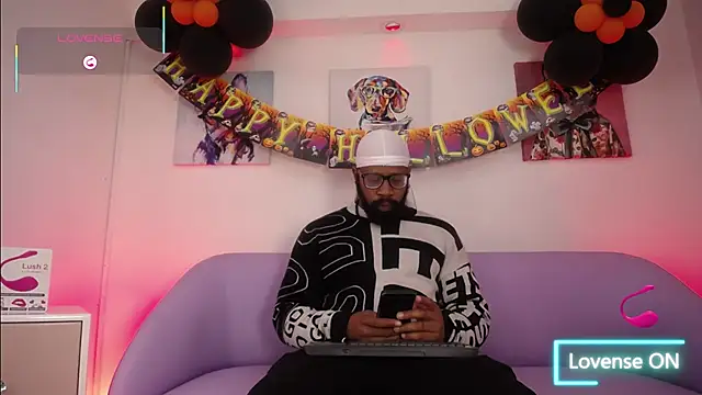 Snapshot of King_Malik chatting on 10.20.25 King Malik online show from 10.20.25