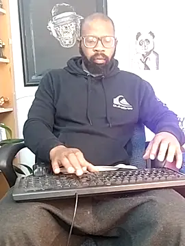 Snapshot of King_Malik chatting on 10.21.25 King Malik online show from 10.21.25