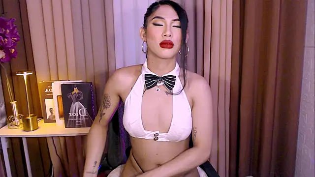 Snapshot of Megan_sativa chatting on 11.21.25 Megan sativa online show from 11.21.25