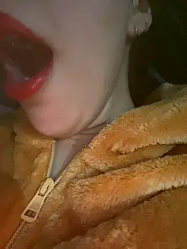 Snapshot of Mimisixo chatting on 11.22.25 Mimisixo online show from 11.22.25