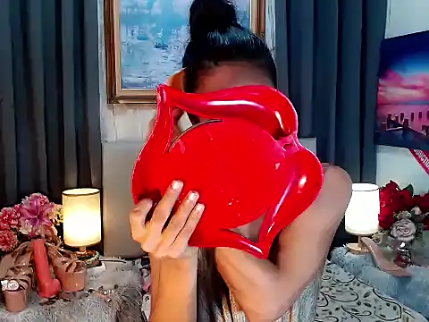 Snapshot of sassylatina chatting on 10.28.25 sassylatina online show from 10.28.25