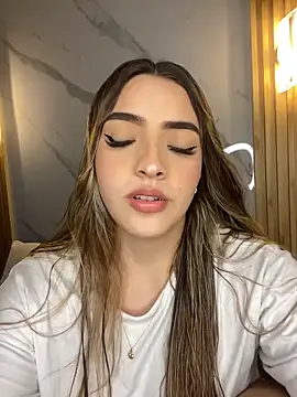 Snapshot of KYLIE_JONES6 chatting on 10.27.25 KYLIE JONES6 online show from 10.27.25