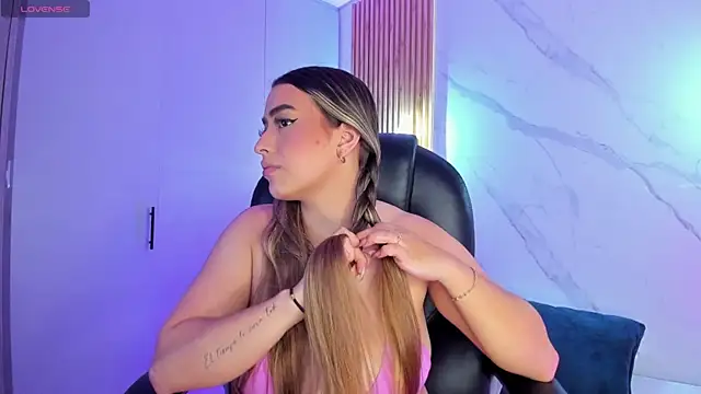 Snapshot of KYLIE_JONES6 chatting on 11.04.25 KYLIE JONES6 online show from 11.04.25