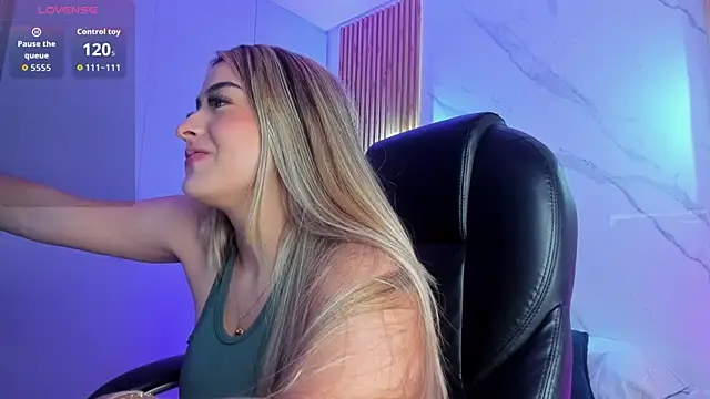 Snapshot of KYLIE_JONES6 chatting on 12.03.25 KYLIE JONES6 online show from 12.03.25