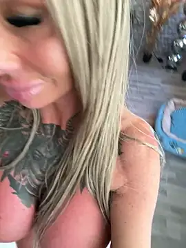 Snapshot of dutchbarbie chatting on 04.19.26 dutchbarbie online show from 04.19.26