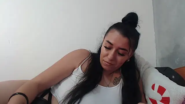 Snapshot of Maryem637048 chatting on 11.24.25 Maryem637048 online show from 11.24.25