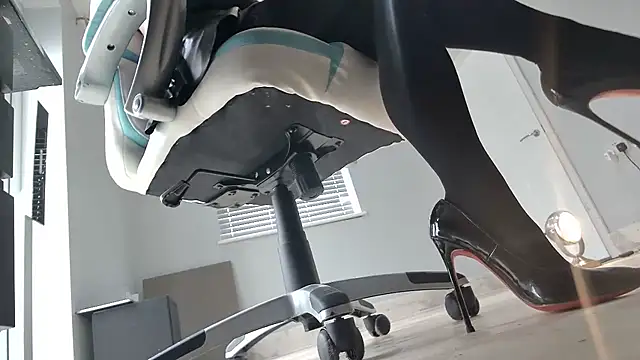 Snapshot of foxyroxymilf chatting on 09.24.25 foxyroxymilf online show from 09.24.25