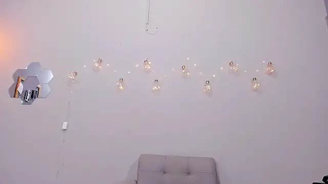 Snapshot of alianim chatting on 11.24.25 alianim online show from 11.24.25