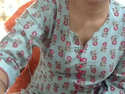 Snapshot of CHAMELI4747 chatting on 04.21.26 CHAMELI4747 online show from 04.21.26