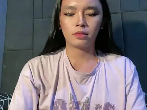 Claudia Johnson online show from 11.04.25