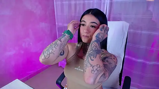 Snapshot of Adri_Tatto_ chatting on 10.14.25 Adri Tatto online show from 10.14.25