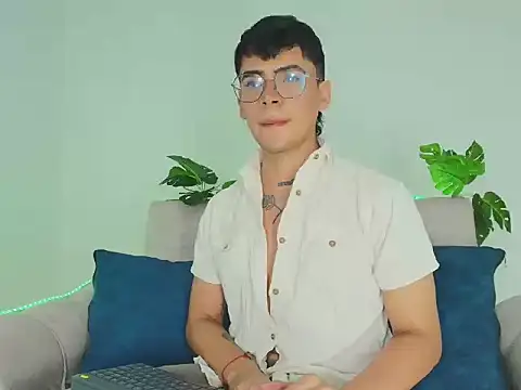 Snapshot of CamiiGuzmanX chatting on 09.16.25 CamiiGuzmanX online show from 09.16.25