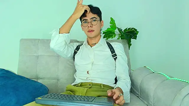 Snapshot of CamiiGuzmanX chatting on 09.29.25 CamiiGuzmanX online show from 09.29.25