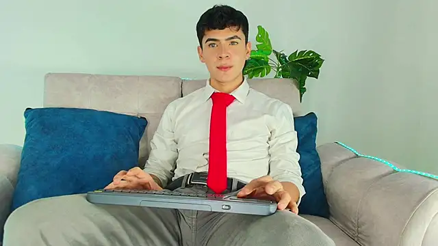 Snapshot of CamiiGuzmanX chatting on 10.01.25 CamiiGuzmanX online show from 10.01.25