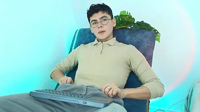 Snapshot of CamiiGuzmanX chatting on 10.23.25 CamiiGuzmanX online show from 10.23.25