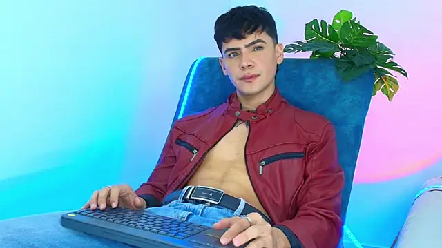 Snapshot of CamiiGuzmanX chatting on 10.28.25 CamiiGuzmanX online show from 10.28.25