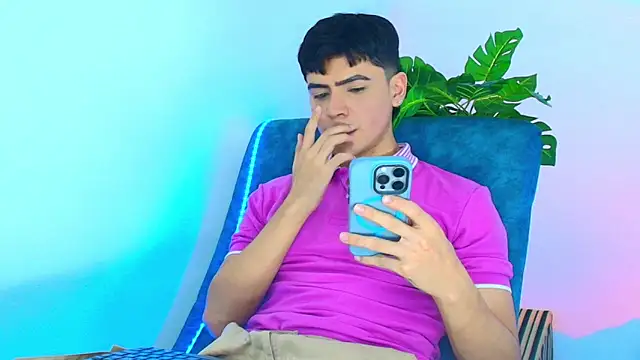 Snapshot of CamiiGuzmanX chatting on 10.29.25 CamiiGuzmanX online show from 10.29.25