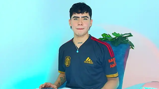 Snapshot of CamiiGuzmanX chatting on 11.05.25 CamiiGuzmanX online show from 11.05.25