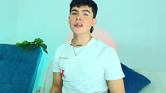 Snapshot of CamiiGuzmanX chatting on 11.11.25 CamiiGuzmanX online show from 11.11.25