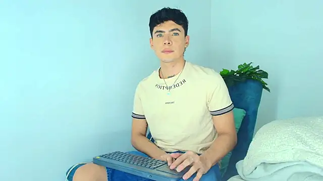 Snapshot of CamiiGuzmanX chatting on 11.12.25 CamiiGuzmanX online show from 11.12.25