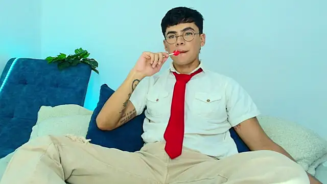 Snapshot of CamiiGuzmanX chatting on 11.22.25 CamiiGuzmanX online show from 11.22.25