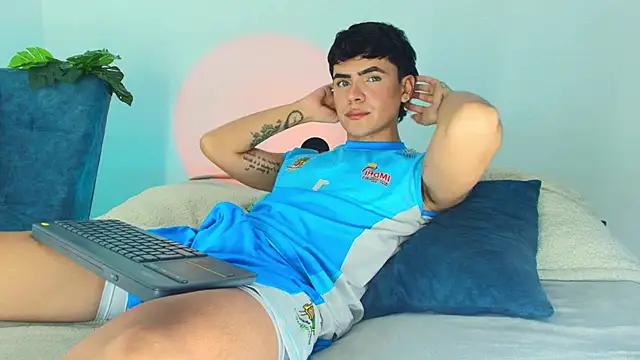 Snapshot of CamiiGuzmanX chatting on 11.28.25 CamiiGuzmanX online show from 11.28.25