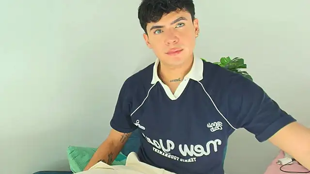 Snapshot of CamiiGuzmanX chatting on 12.02.25 CamiiGuzmanX online show from 12.02.25