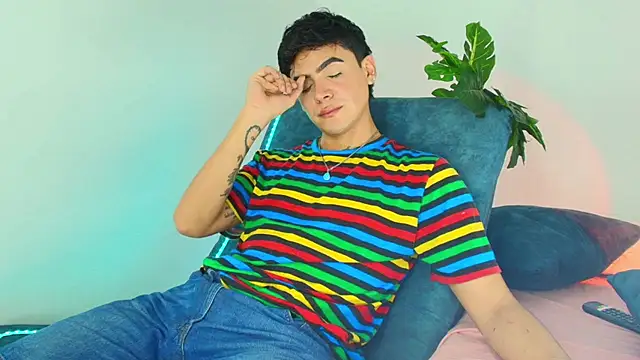 Snapshot of CamiiGuzmanX chatting on 12.03.25 CamiiGuzmanX online show from 12.03.25