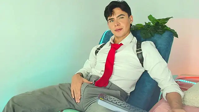 Snapshot of CamiiGuzmanX chatting on 12.04.25 CamiiGuzmanX online show from 12.04.25