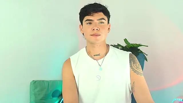 Snapshot of CamiiGuzmanX chatting on 12.05.25 CamiiGuzmanX online show from 12.05.25