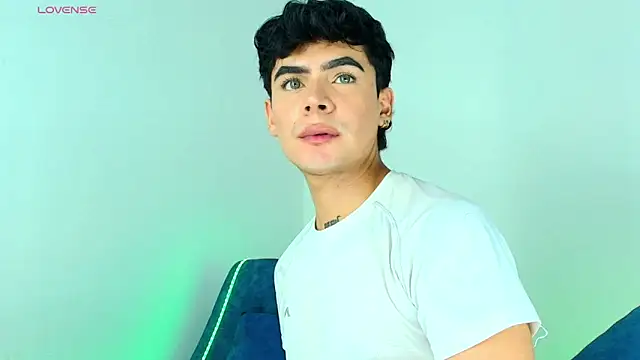 Snapshot of CamiiGuzmanX chatting on 12.15.25 CamiiGuzmanX online show from 12.15.25