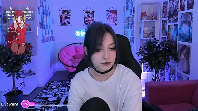 Snapshot of LiliLuna chatting on 10.19.25 LiliLuna online show from 10.19.25