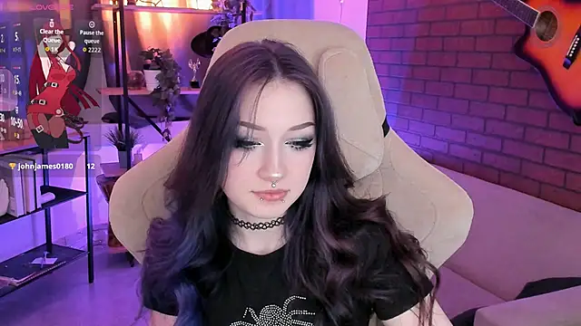 Snapshot of LiliLuna chatting on 11.12.25 LiliLuna online show from 11.12.25