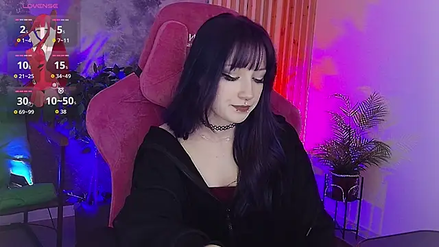 Snapshot of LiliLuna chatting on 12.19.25 LiliLuna online show from 12.19.25