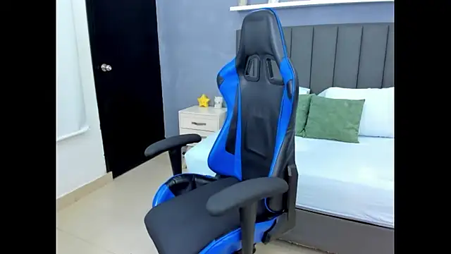 Snapshot of anagil_ chatting on 10.23.25 anagil online show from 10.23.25