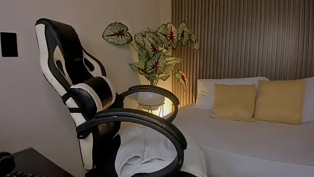 Snapshot of anagil_ chatting on 11.10.25 anagil online show from 11.10.25