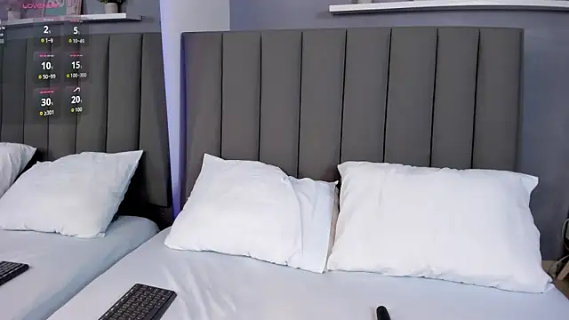 Snapshot of anagil_ chatting on 11.28.25 anagil online show from 11.28.25