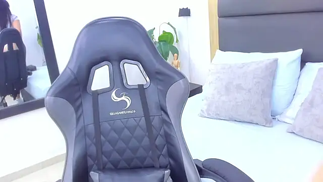 Snapshot of anagil_ chatting on 12.01.25 anagil online show from 12.01.25